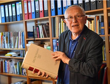 wcs%20vor%20bücherregal